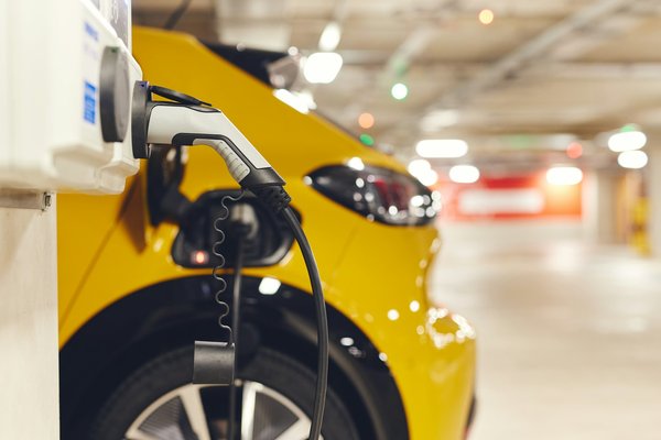 Les 5 raisons d'opter pour la location et l'achat de véhicules électriques pour les entreprises